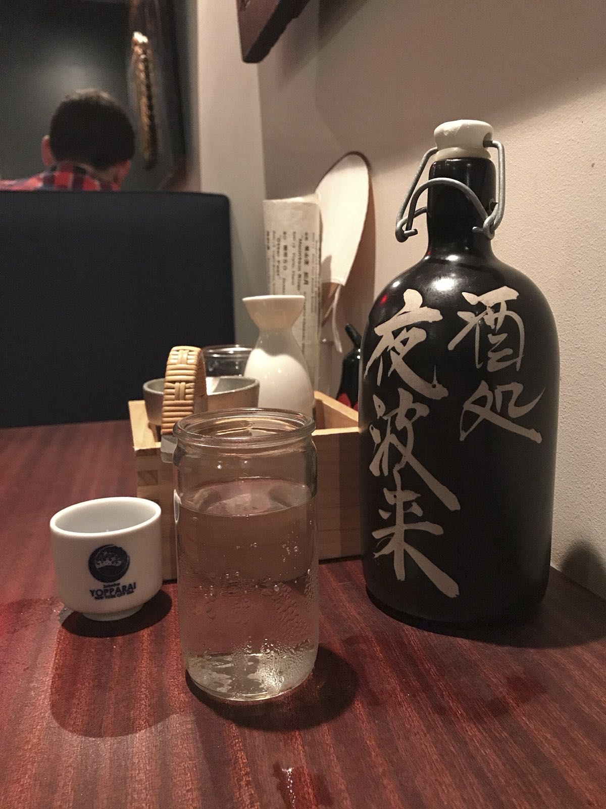 酒の並ぶテーブル